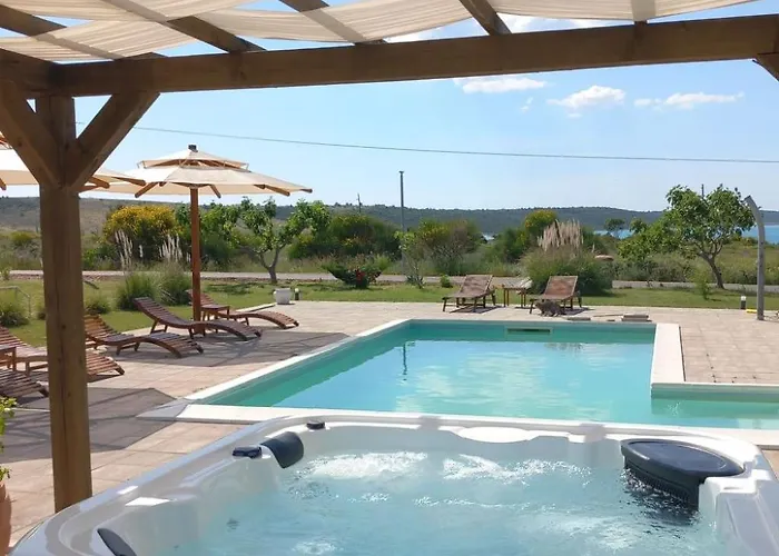 Mit Whirlpool By Interhome דירה Krneza